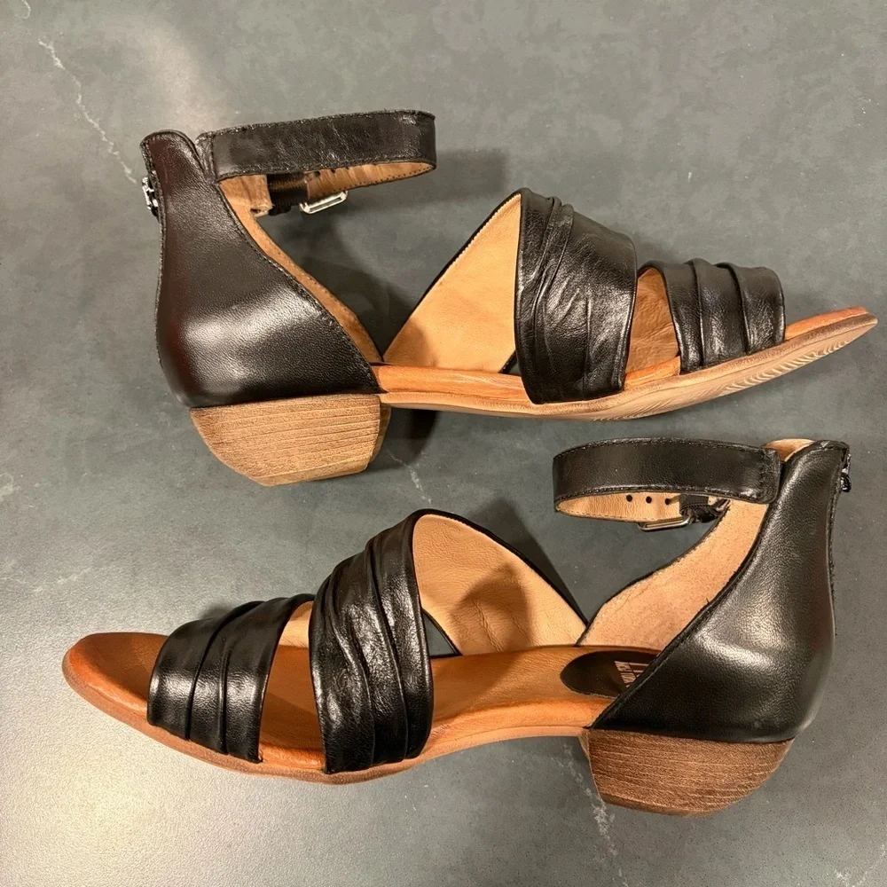 NIB Miz Mooz sz 39 US 9 wide Cassie black leather sandals